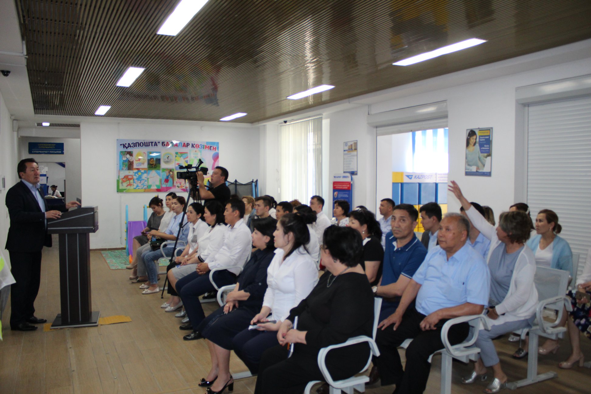 Senimdi ókil saılaýshylarmen kezdesti