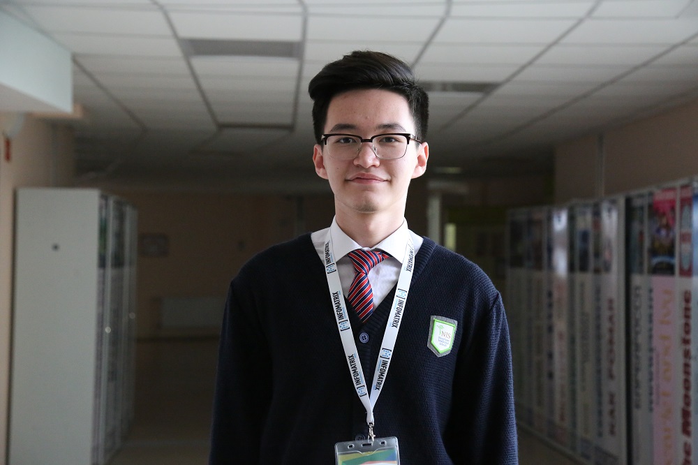 Aǵylshyn tilinde áńgime jazǵan Asparýh AQSh-qa barady