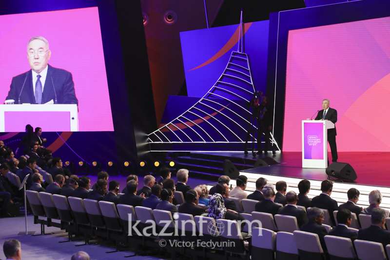 Nursultan Nazarbaev: Bılik tranzıti beıbit jaǵdaıda ótip jatyr