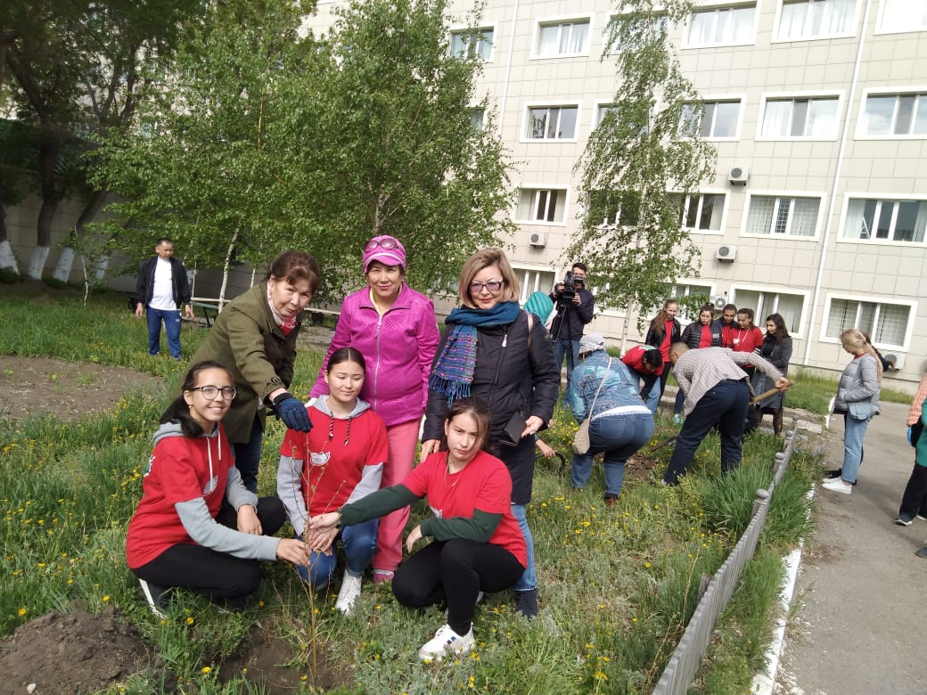 Qostanaıda isker áıelder perzenthana aýlasyna gúl ekti