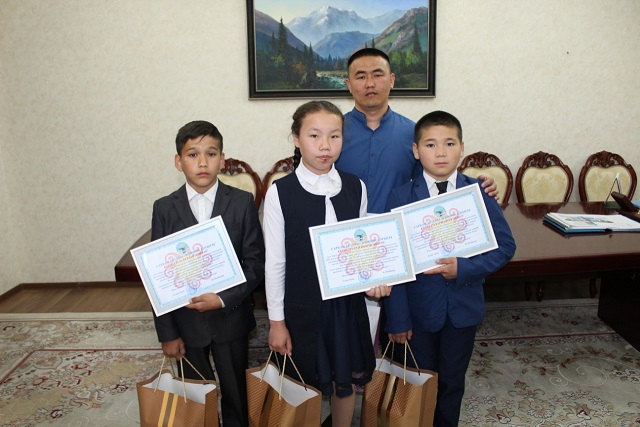 Aýyldan shyqqan aýyr atletshi bala Qazaqstan rekordyn jańartty