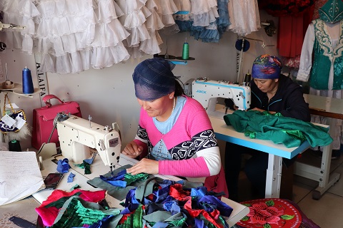 Qarabulaq aýylyndaǵy tigin sehy tutynýshylar tilegin qanaǵattandyryp otyr