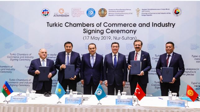 A. Mamın jańa Túrki Saýda-ónerkásiptik palatasynyń jarǵysyna qol qoıý rásimine qatysty