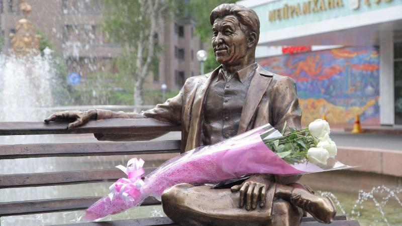 Almatyda Sháken Aımanovtyń músini ornatyldy