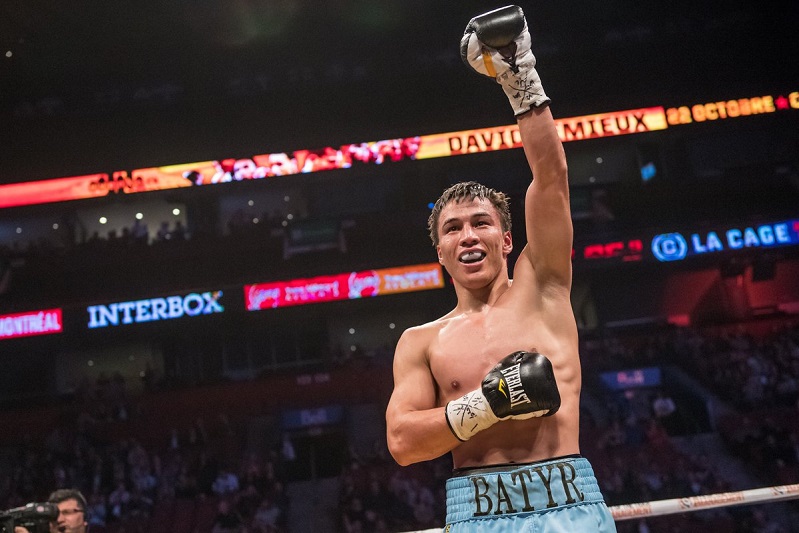 Batyr Júkembaev qarsylasyn nokaýtpen jeńdi