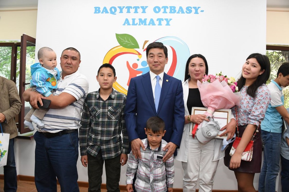 Almatyda kópbalaly analarǵa páter kilti tabystaldy