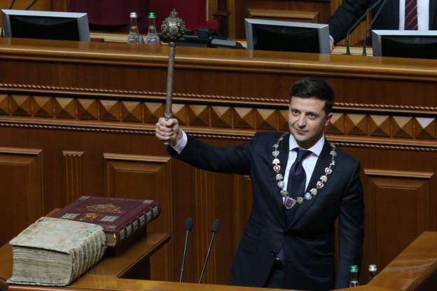 Vladımır Zelenskıı Ýkraına prezıdenti qyzmetine kiristi