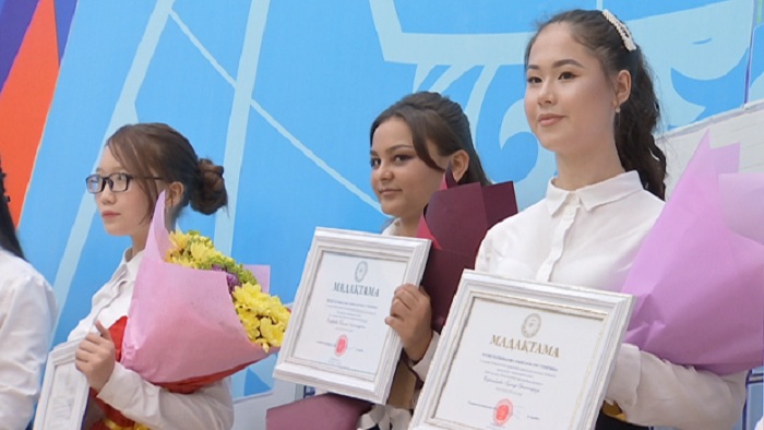Almatylyq mektep oqýshysy bilim grantyn jeńip aldy
