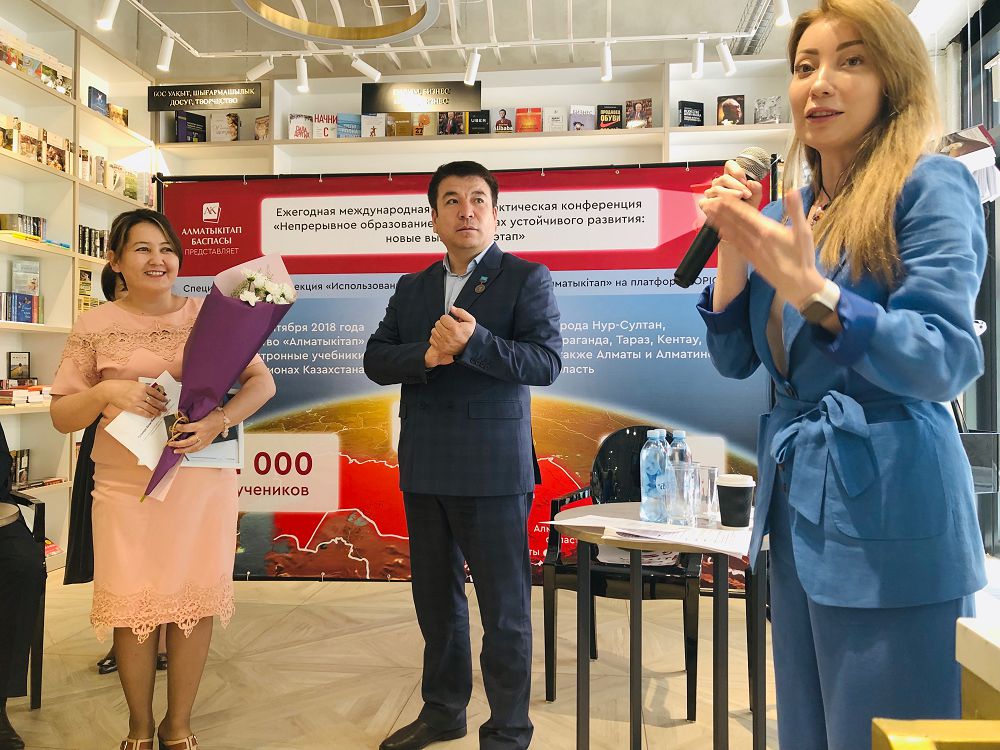 Mektepterge elektrondy oqýlyqtardy engizý jónindegi qanatqaqty joba qorytyndylandy