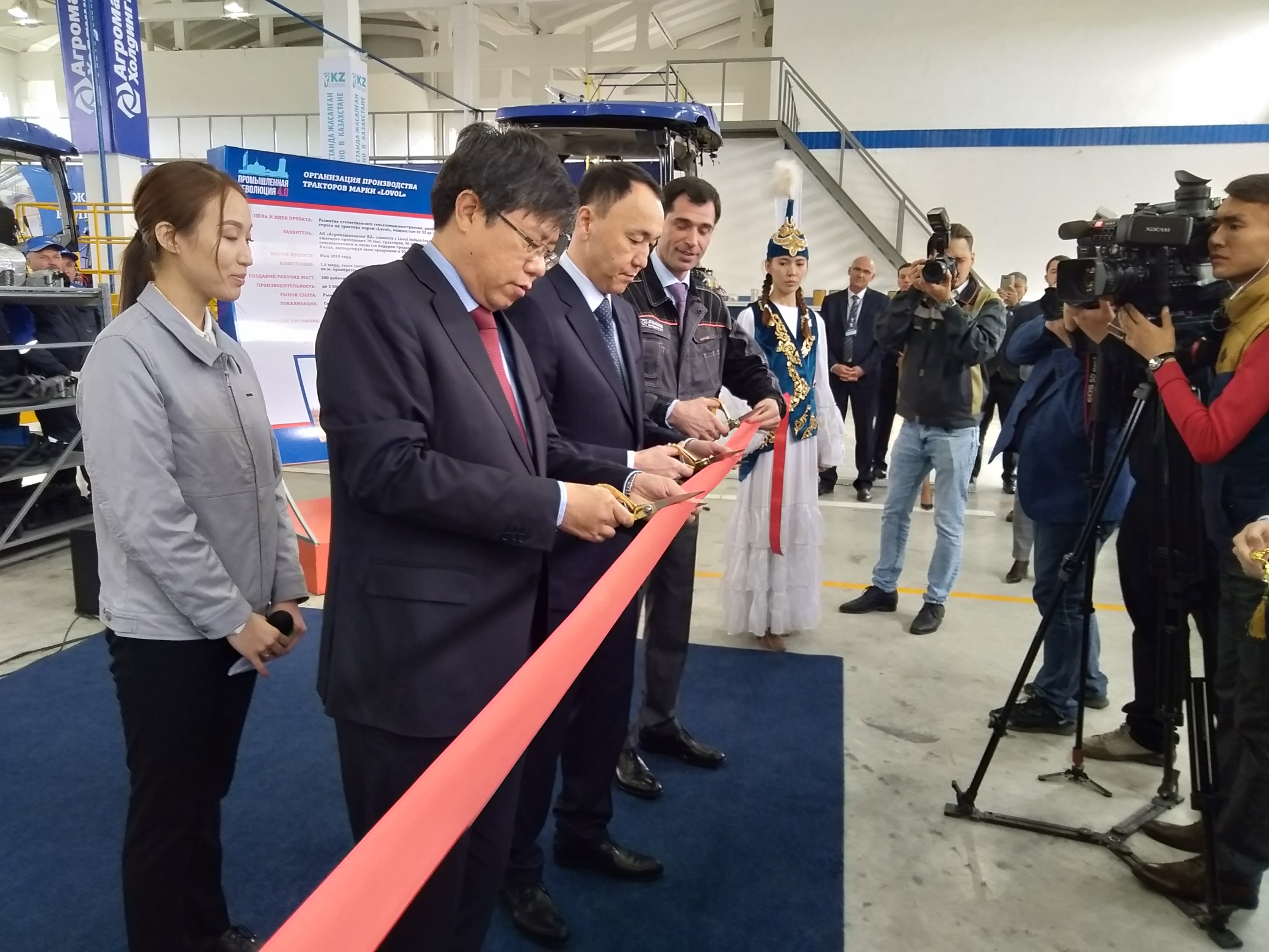 Qytaıdyń Lovol markaly traktoryn shyǵaratyn seh ashyldy