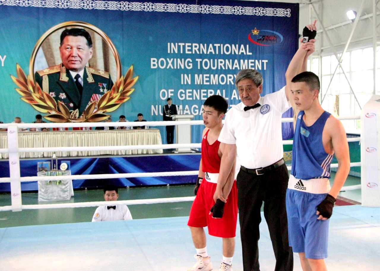 Boks: Halyq qaharmanyn eske alýda