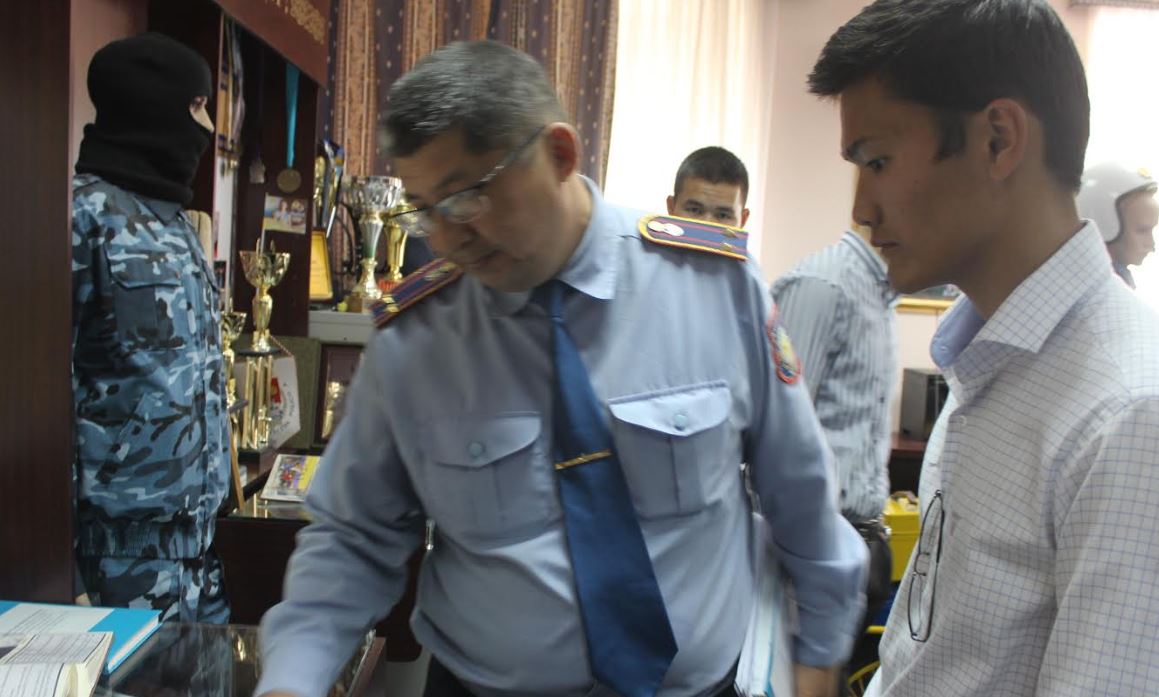 Polıseıler jastarmen kezdesti