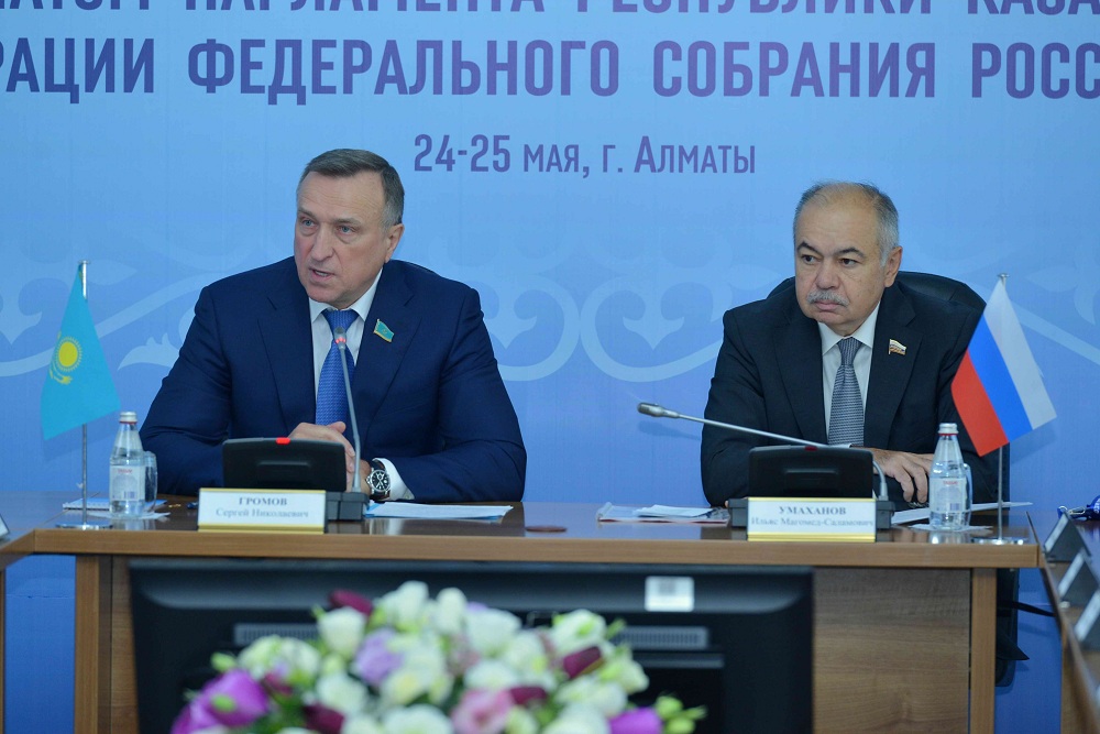 Yntymaqtastyq jónindegi komıssııanyń otyrysy ótti