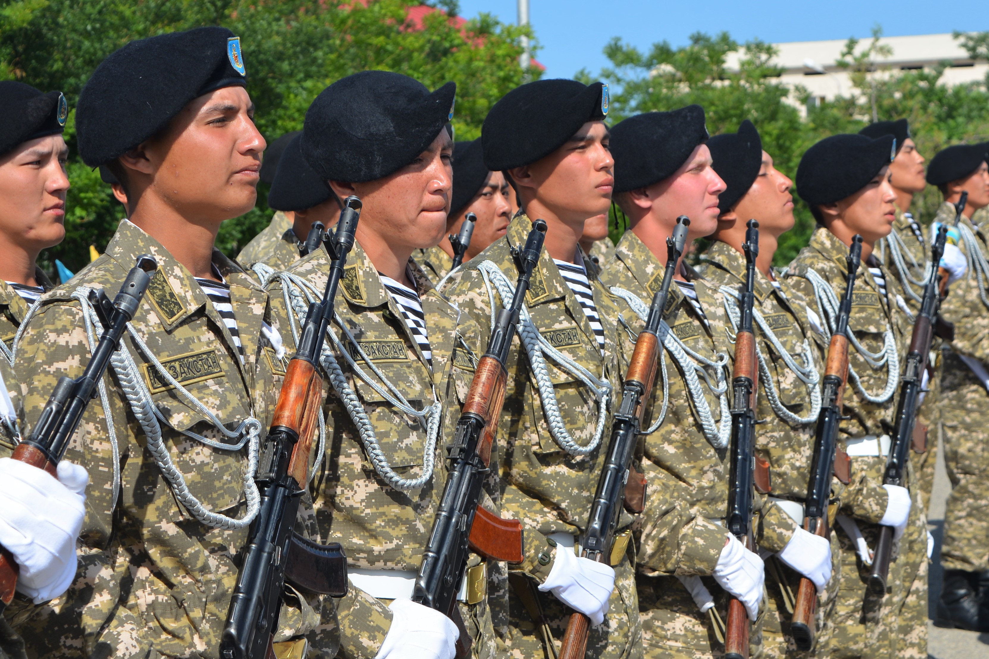 «Batys» óńirlik qolbasshylyǵynyń 700 jas sarbazy áskerı ant qabyldady