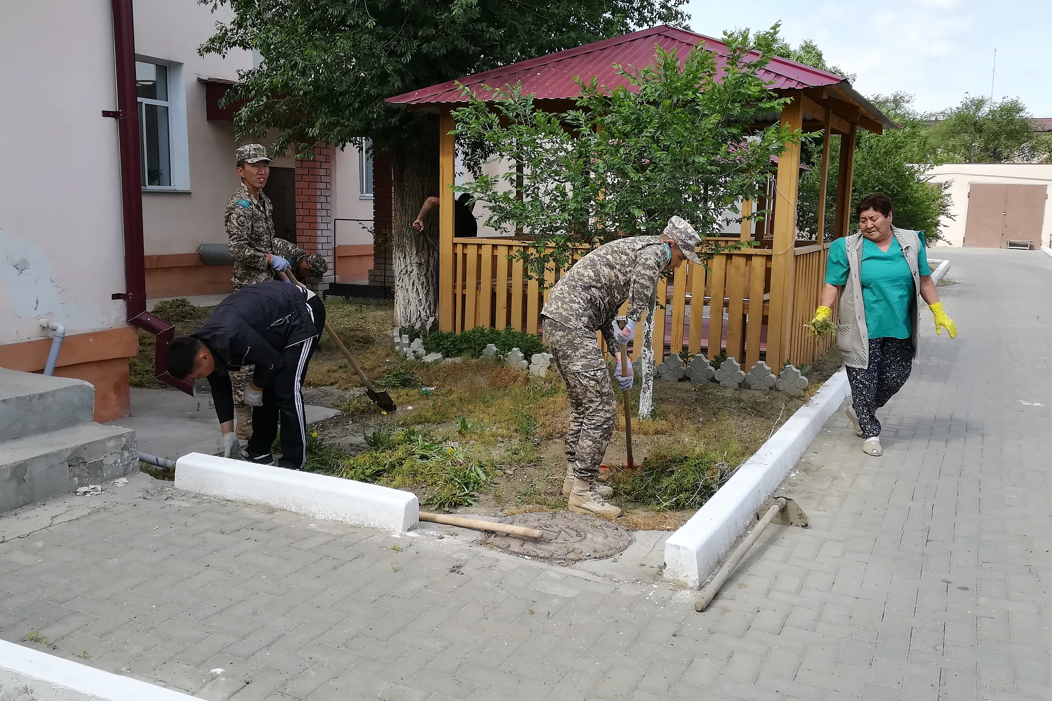 Áskerı qyzmetshiler qarttar úıin qamqorlyqqa aldy