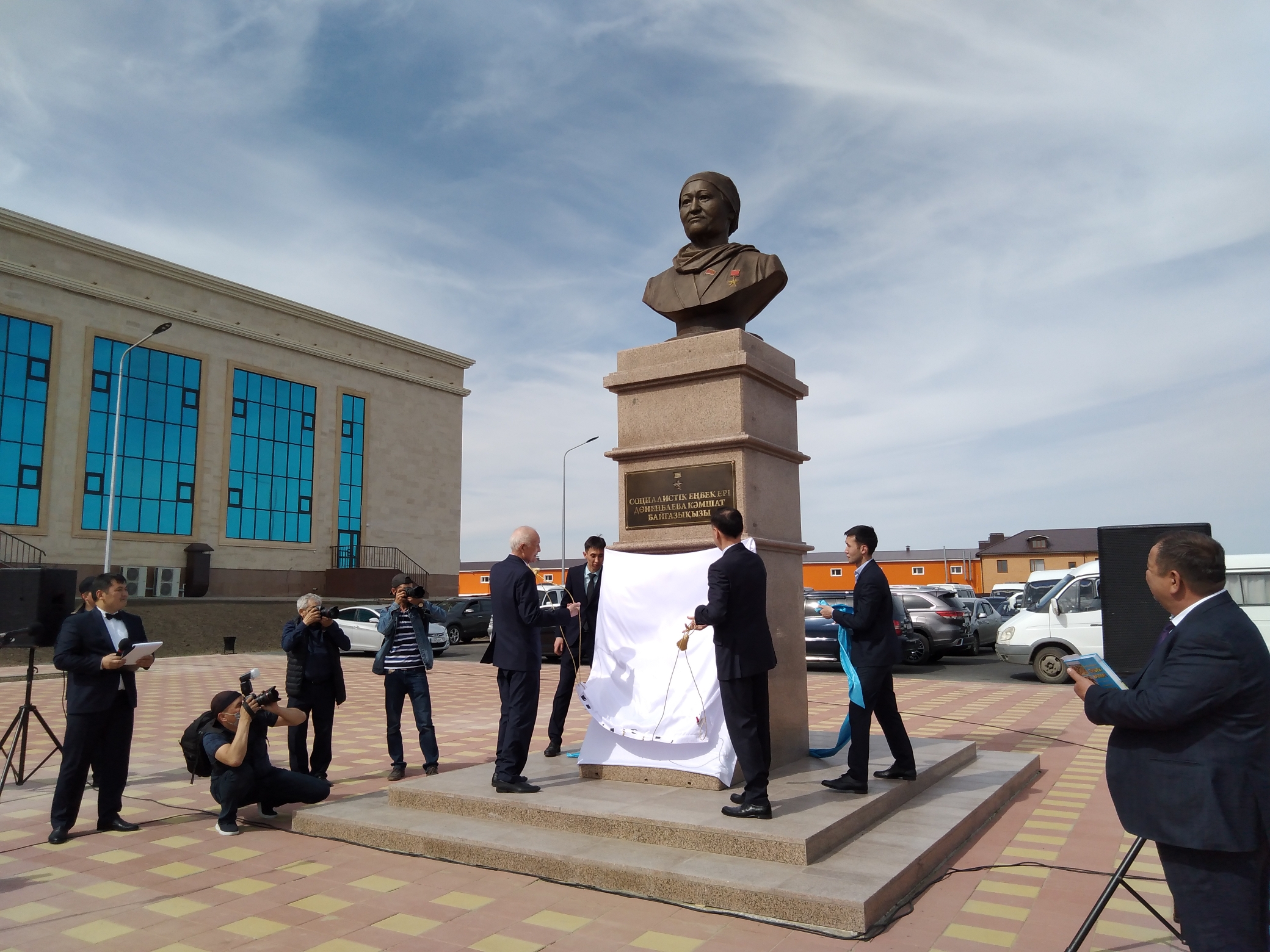 Qostanaıda Kámshat Dónenbaevaǵa eskertkish-músin ornatyldy
