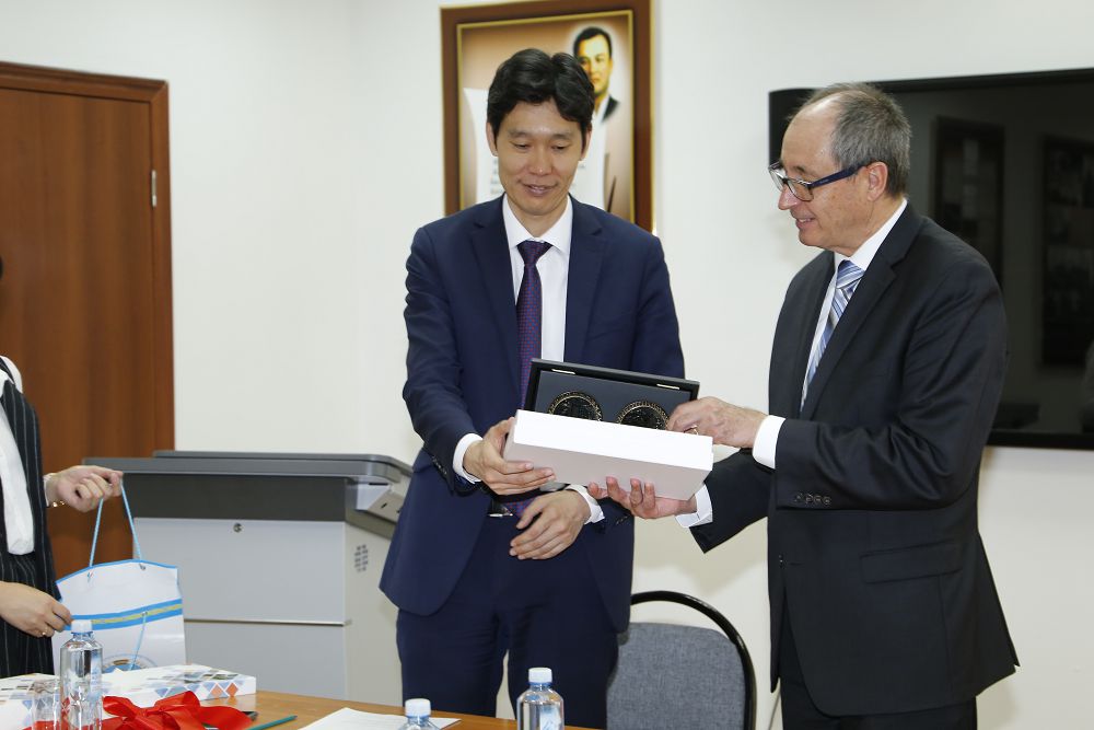 QazUÝ qabyrǵasynda lıngafon kabıneti ashyldy