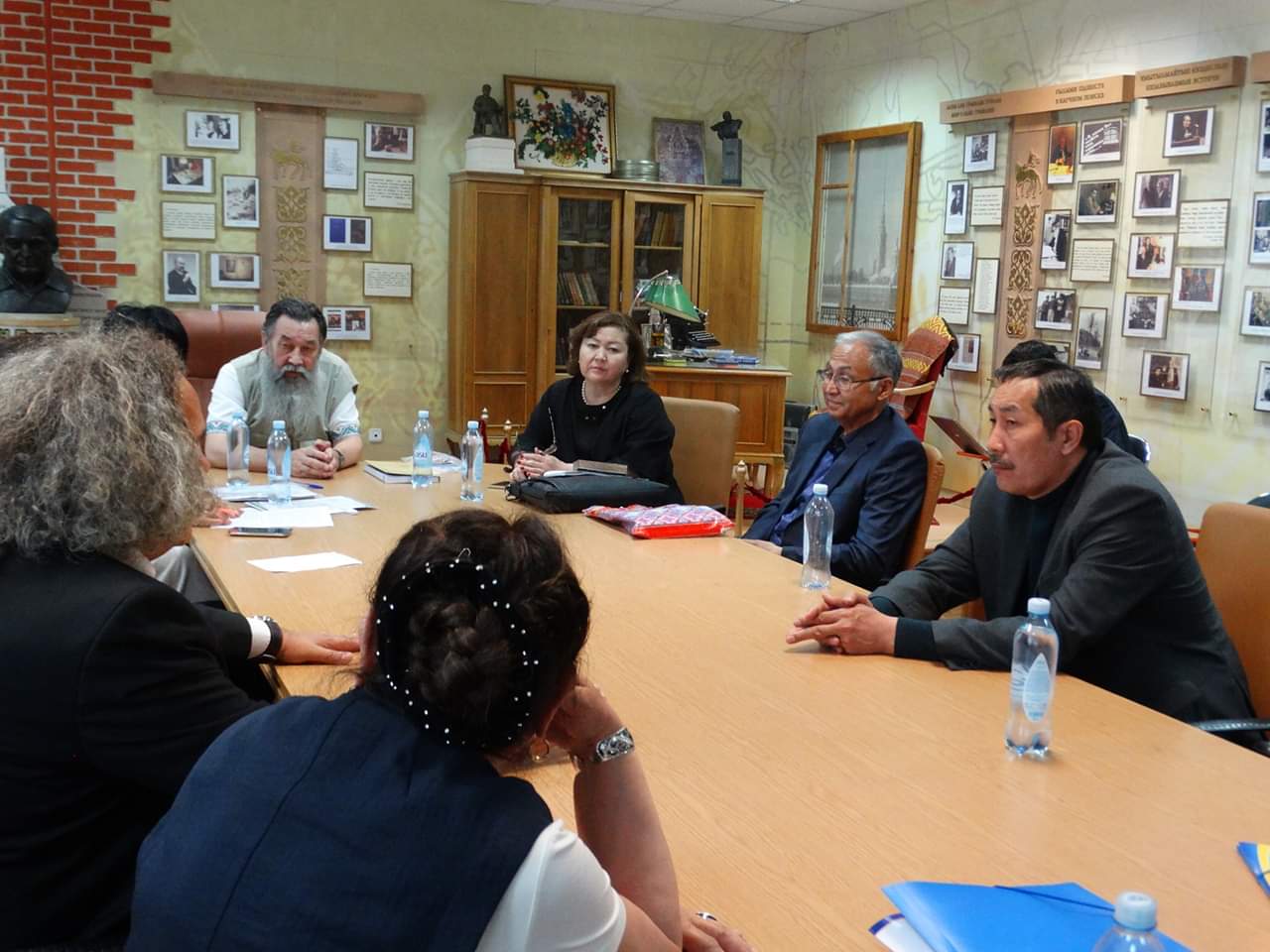 Elordada Serikbol Qondybaı muralary tanystyryldy