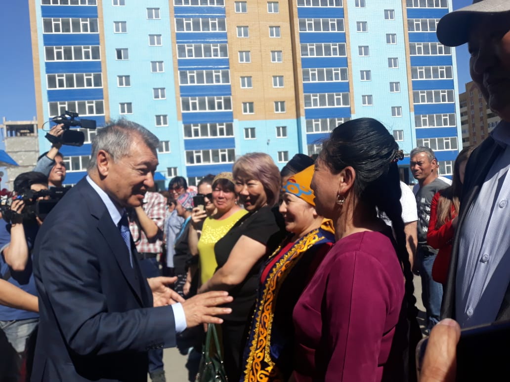 Danıal Ahmetov Qaraǵaılyda kóp balaly analarǵa páter kiltterin tabystady