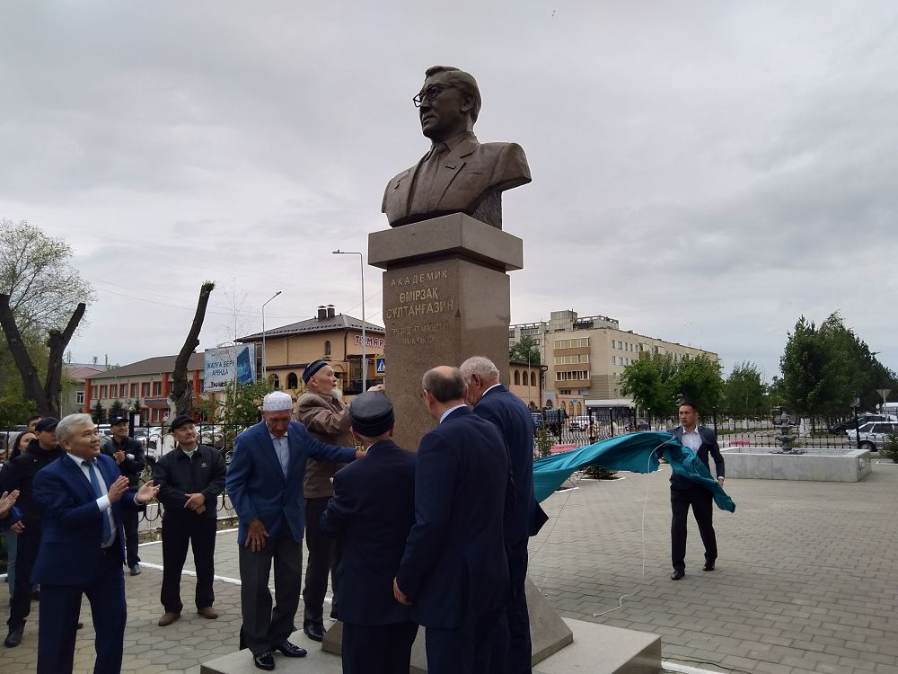 Ǵalymǵa eskertkish ornatyldy