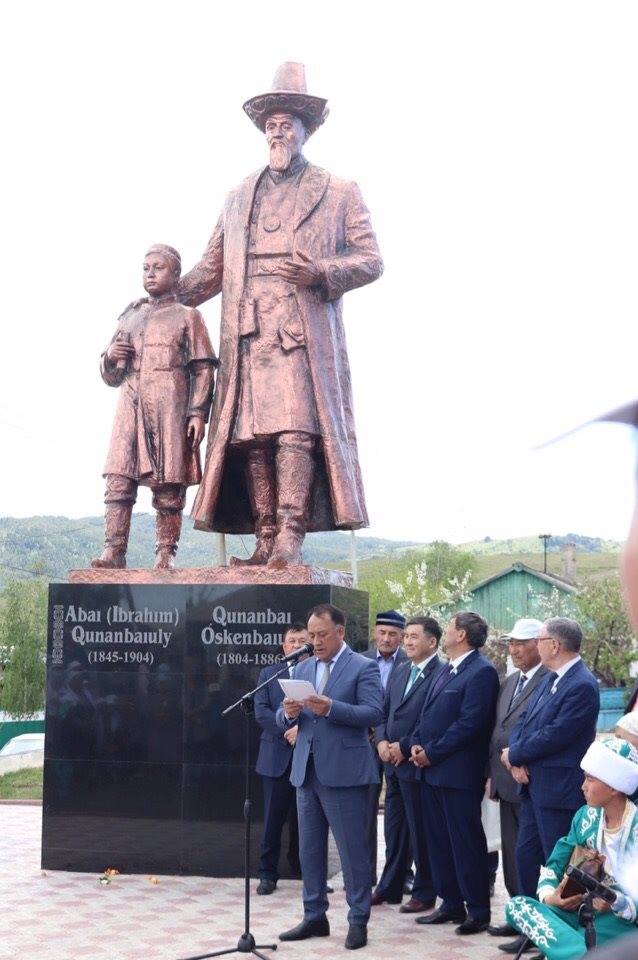 Qarqaralyda Qunanbaı qajy men bala Abaıǵa eskertkish qoıyldy