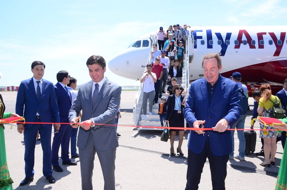 Shymkentke Flyarystan áýekompanııasynyń alǵashqy ushaǵy qondy