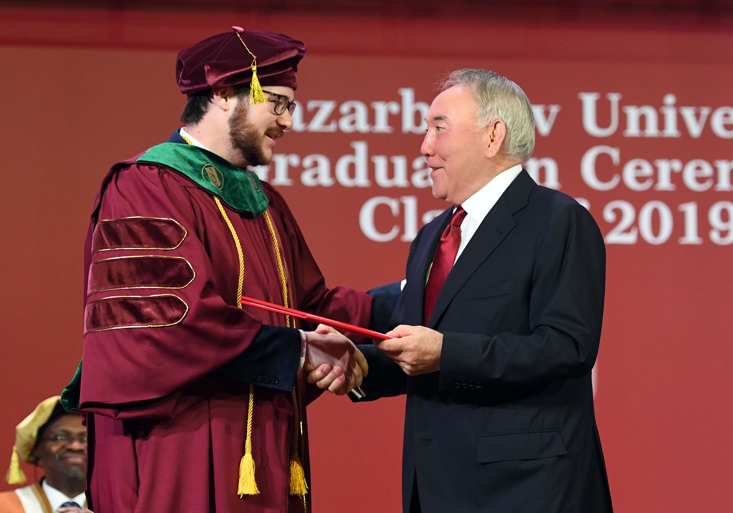 Elbasy Nazarbaev Ýnıversıtetiniń úzdik túlekterine dıplom tapsyrý saltanatty rásimine qatysty