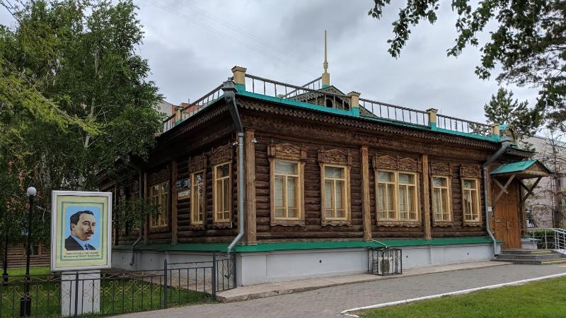 Arqa tórinde aqyn rýhy asqaqtady