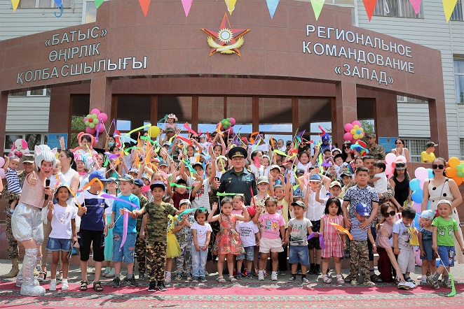 Batys áskerıleri balalarǵa áserli meıram uıymdastyrdy