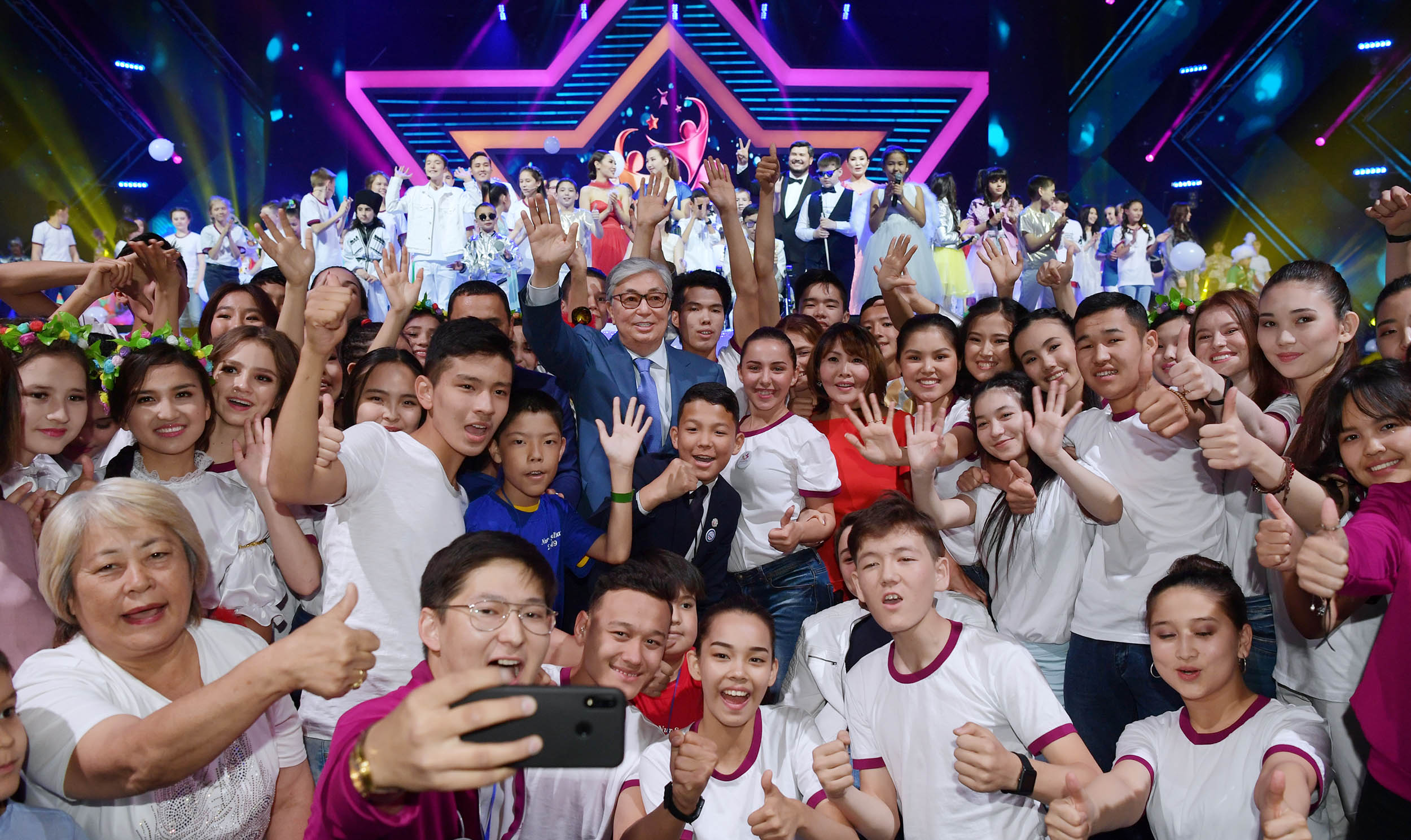 Memleket basshysy «Juldyzaı» festıvaliniń gala-konsertine bardy