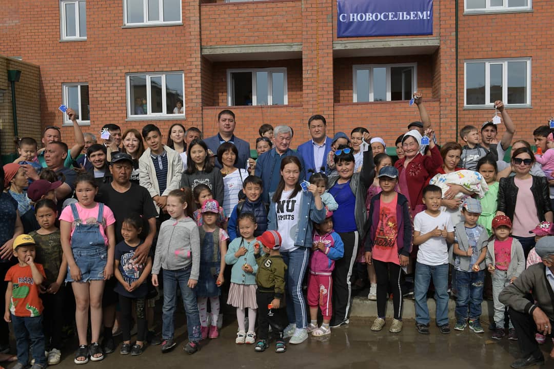 Berdibek Saparbaev Ekibastuzǵa kóship kelgen 19 otbasyna páter kiltterin tabystady