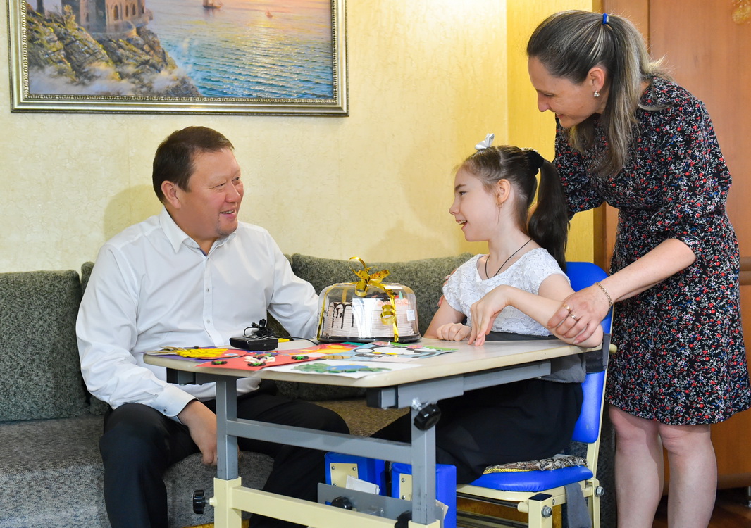 Soltústik Qazaqstan ákimi múmkindigi shekteýli balalarǵa syılyq jasady