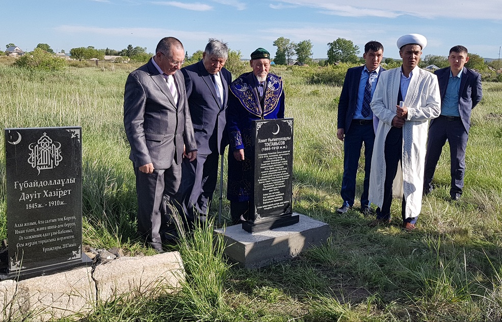 Hamıt Toqtamysov qabirine 99 jyldan soń qulpytas qoıyldy