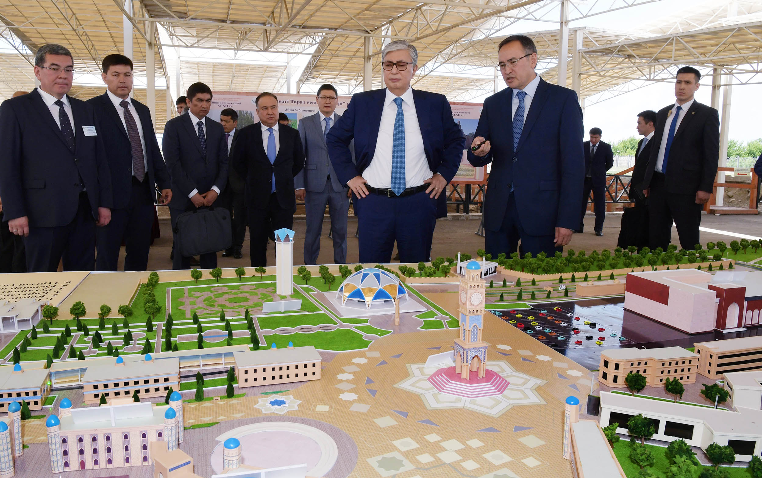 Qasym-Jomart Toqaev «Kóne Taraz» arheologııalyq saıabaǵyn aralap kórdi