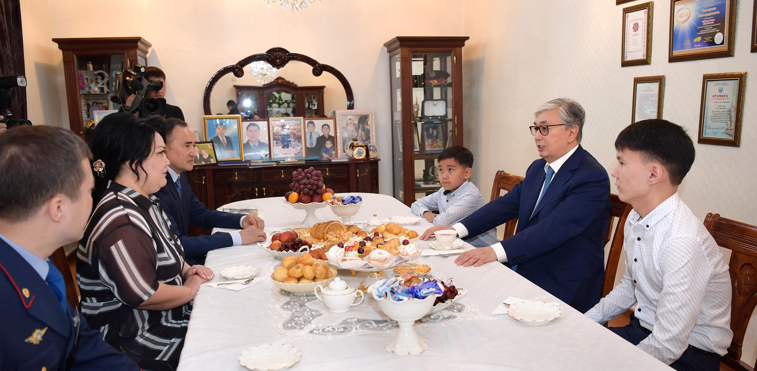 Qasym-Jomart Toqaev Halyq qaharmany Ǵazız Baıtasovtyń otbasymen kezdesti