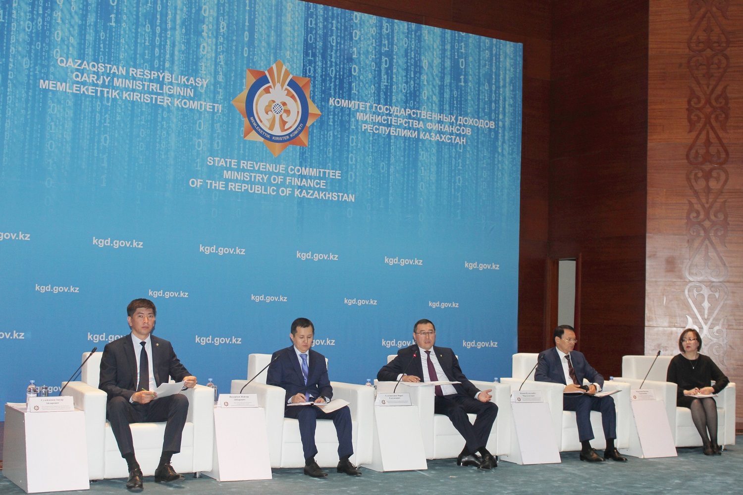 Memlekettik kirister komıtetiniń Tóraǵasy astanalyq salyq tóleýshilerdiń suraqtaryna jaýap berdi