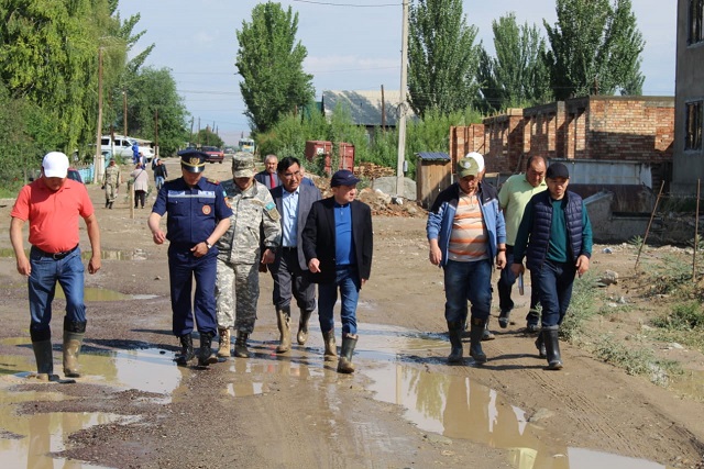 Panfılov aýdanynda sel shaıyp ketken aýylǵa jedel kómek kórsetildi