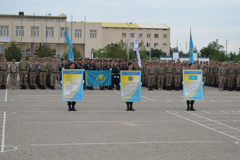 Áskerı qyzmetshiler Memlekettik rámizder kúnin atap ótti