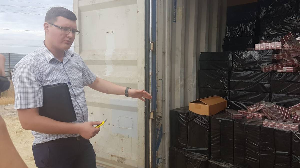 Mańǵystaý polıseıleri iri kólemdegi temeki konteınerin tárkiledi