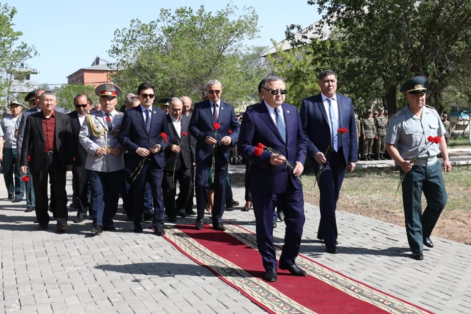 Aqtóbelikter lańkestik shabýylda qaza tapqan áskerı qyzmetshilerdi eske aldy