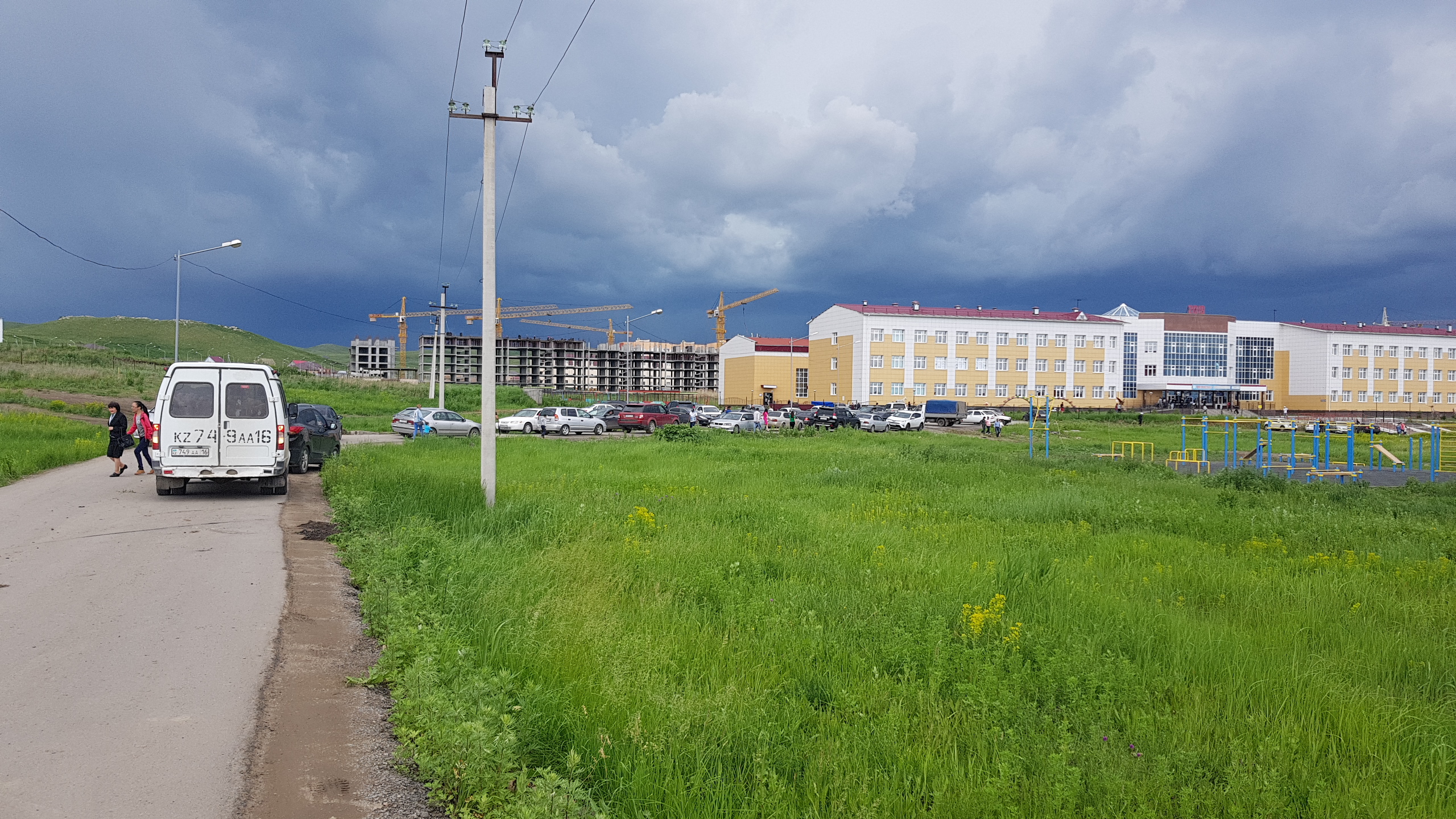 О́skemende saılaýshylar qymyzdaryn iship, daýystaryn berip jatyr