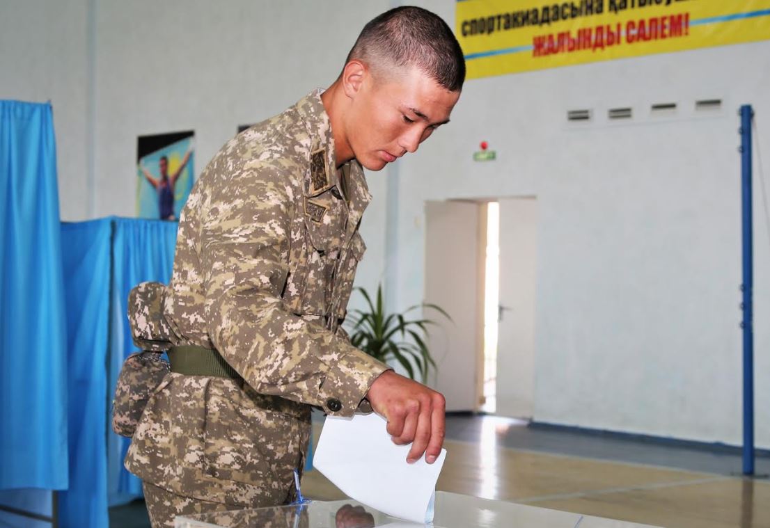 Batystaǵy áskerıler birinshi bolyp ózderiniń saılaý ýchaskelerinde daýys berýdi aıaqtady