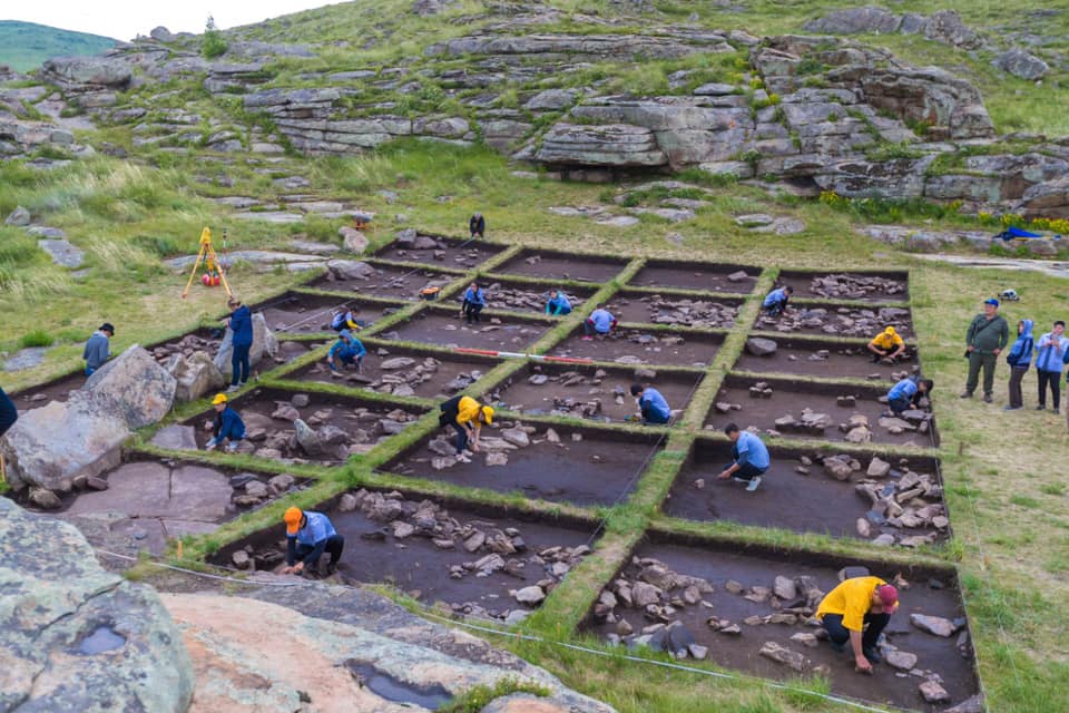 Sensasııa. Shyǵys Qazaqstannan saqtardyń tuńǵysh qonysy tabyldy