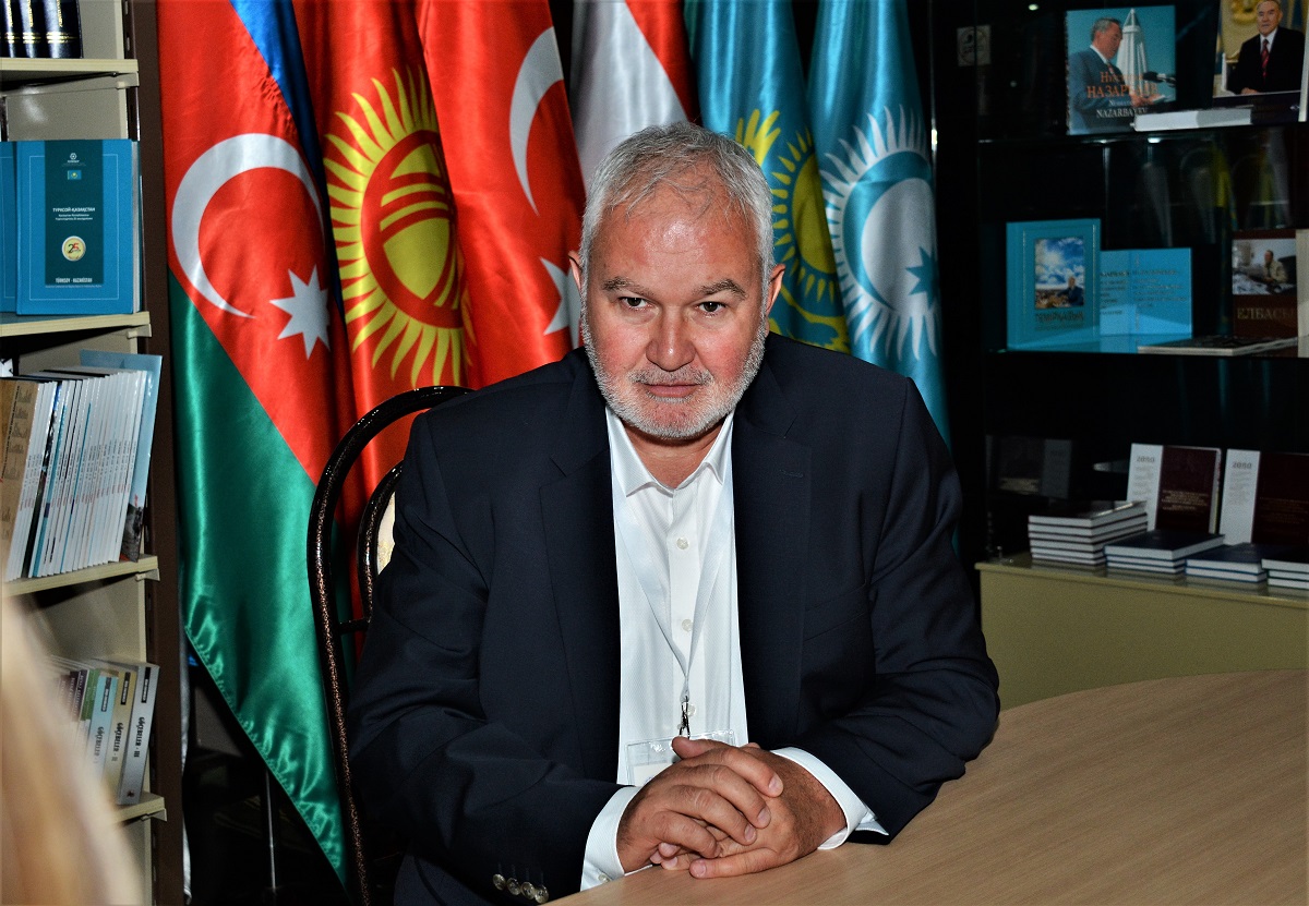 Hasan Kanbolat: Qazaqstan sara jolynan aýytqymaıdy