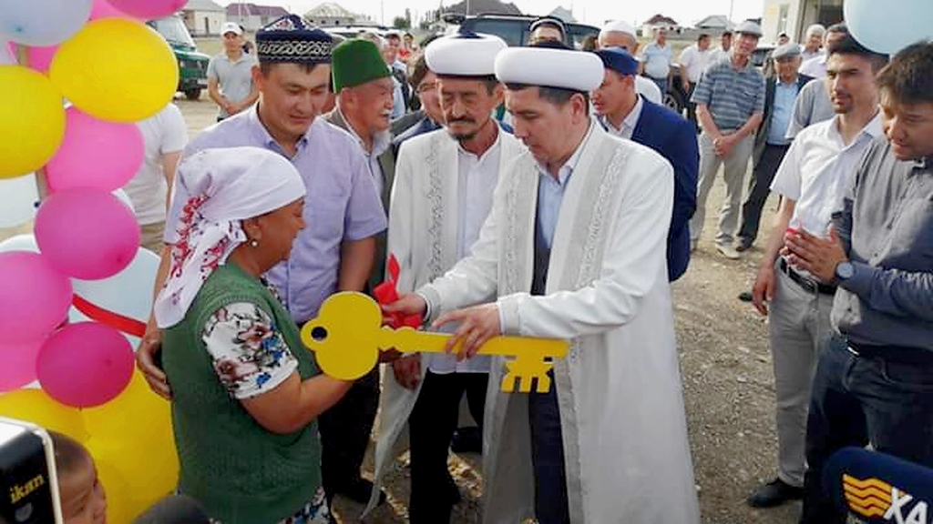 Qyzylordada eriktiler jalǵyz basty anaǵa úı salyp berdi