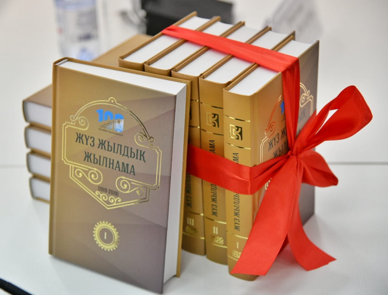 «Júz jyldyq jylnama» atty 5 tomdyq jınaqtyń tusaýkeseri ótti