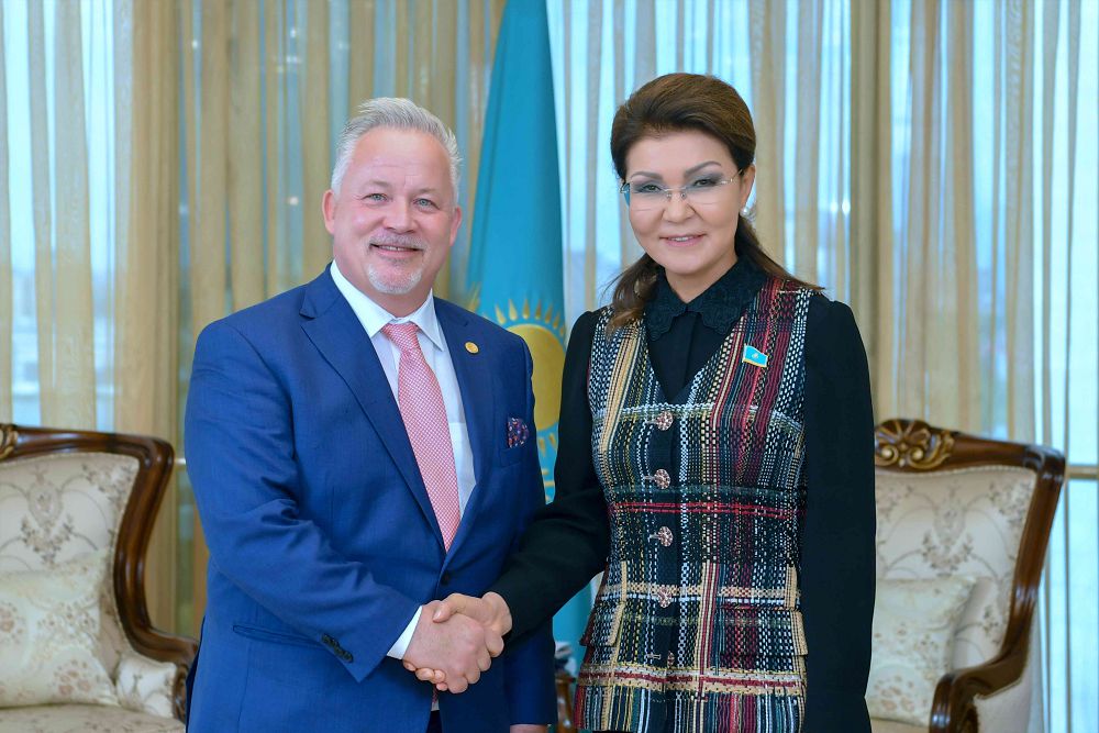 Shvesııa baıqaýshysymen kezdesti