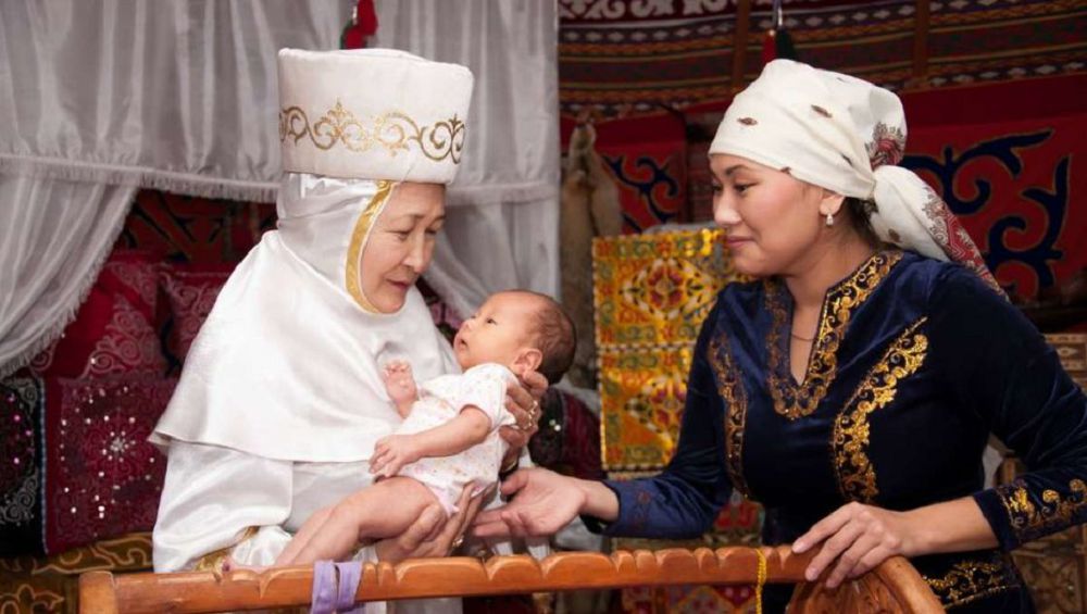 Ene men kelin etene jaqyn bolsa