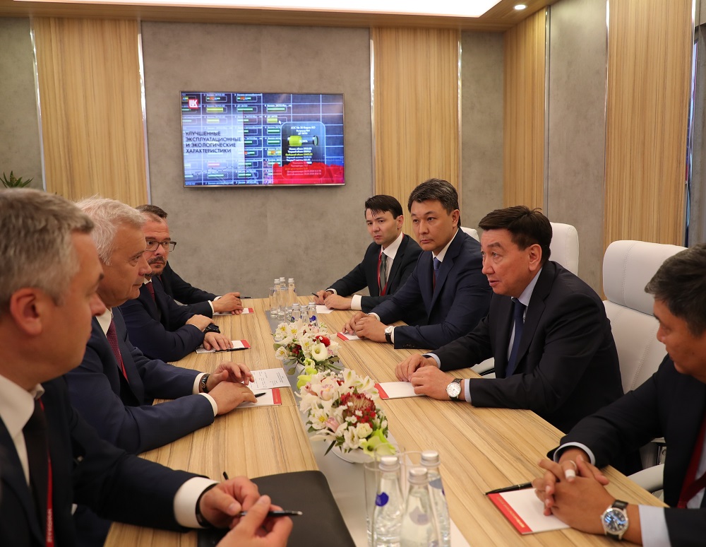 «QMG» jáne LÝKOIL kompanııalary «I-P-2» jobasy boıynsha qaǵıdattar týraly kelisimge qol qoıdy