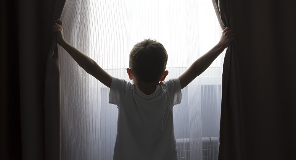 Eki jasar sábı besinshi qabattan qulap, mert boldy